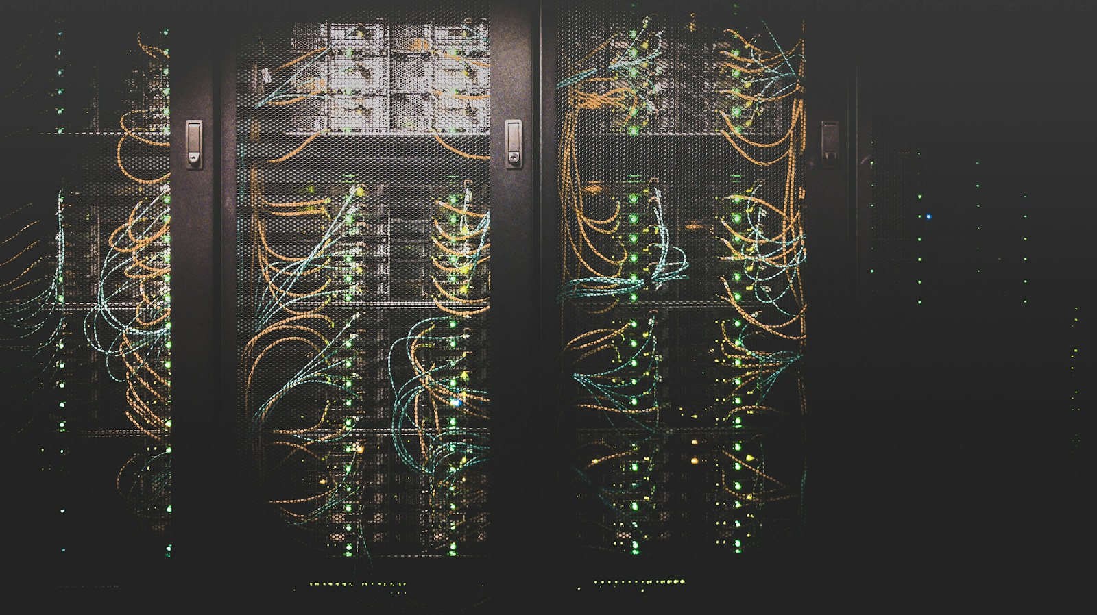 机房内排列整齐的服务器与网络线路